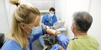 Una enfermera vacuna a una persona en un centro sanitario de Cataluña.