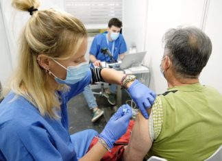 Una enfermera vacuna a una persona en un centro sanitario de Cataluña.