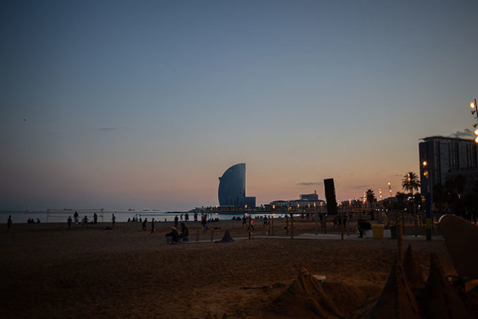 Vista de la playa de Barcelona, con el hotel W al fondo. Foto: Europa Press.