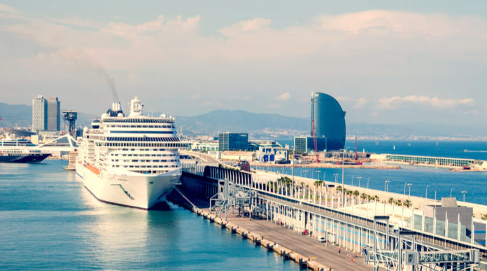 Un crucero atracado en el Port de Barcelona