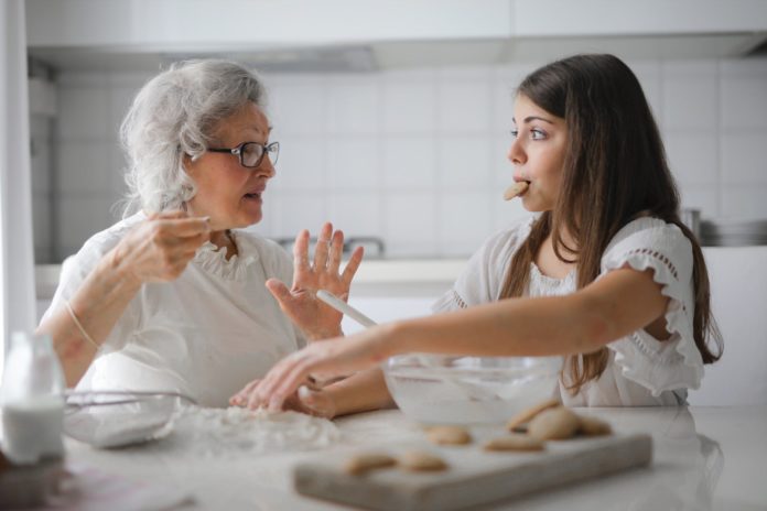 Las pensiones de viudedad apenas superan los 700 euros mensuales y sirven de sostén a numerosos hogares en Cataluña. Foto: Pexels.