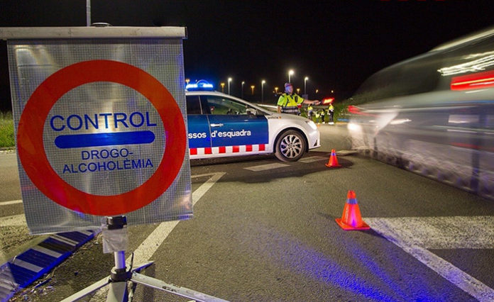 Con frecuencia, controles de drogas y alcoholemia se paralizan por la falta de agentes. Foto: Europa Press.