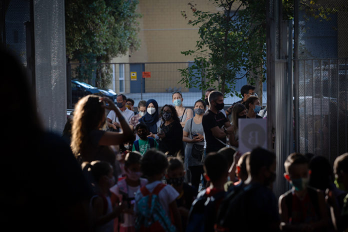 Inicio del curso escolar a las puertas de un colegio público. Foto: Europa Press.
