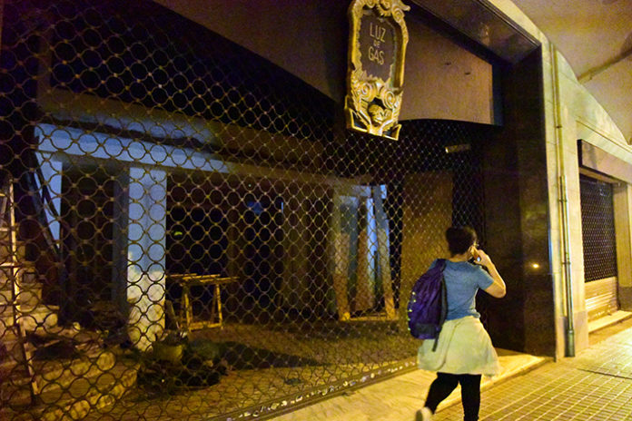 Una joven pasea ante una discoteca barcelonesa cerrada. Foto: Europa Press.