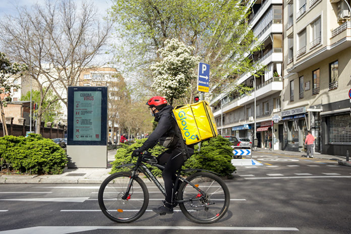 Un rider de Glovo recorre las calles de Madrid durante el confinamiento. Foto: Europa Press.
