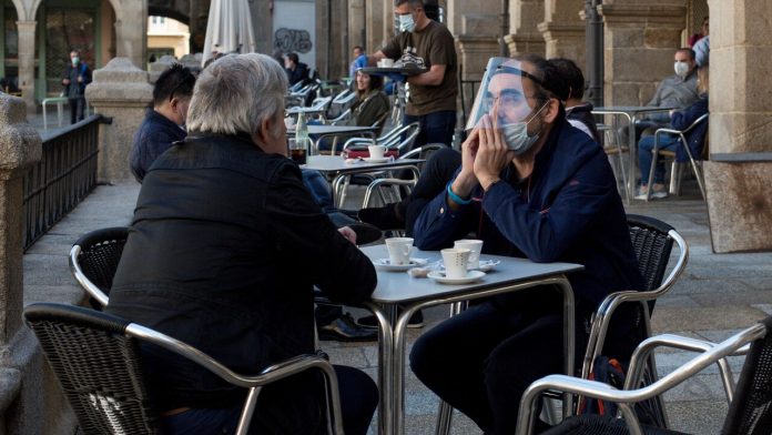 Gente en la terraza de un bar. Foto: Europa Press.