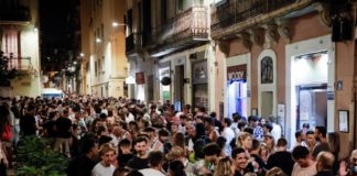 Gràcia arranca sus fiestas con abucheos al Ayuntamiento