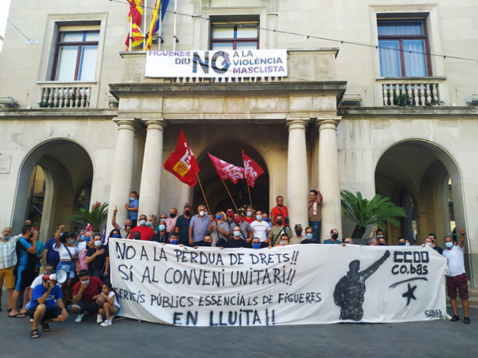 Trabajadores concentrados esta tarde ante el Ayuntamiento de Figueres. Foto: CCOO.