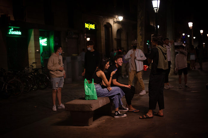 Un grupo de jóvenes en el Passeig del Born el pasado 4 de agosto. Foto: Europa Press.