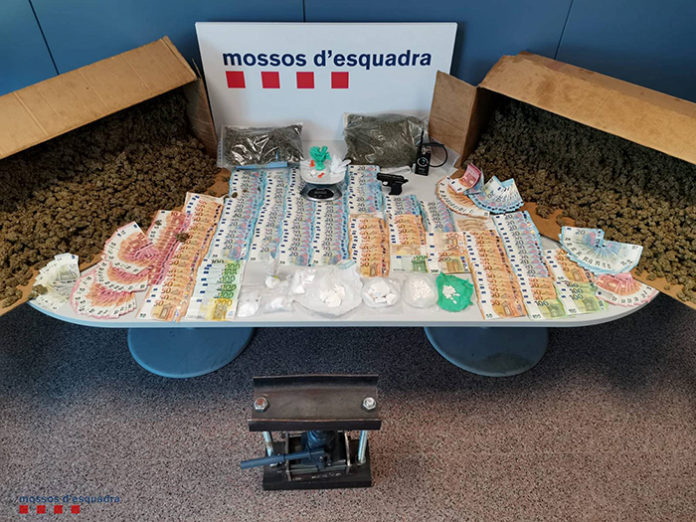 Imagen de la droga y el dinero requisados. Foto: Mossos d'Esquadra.