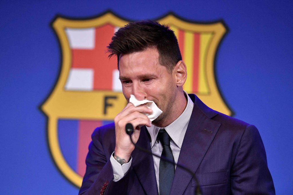 El mejor jugador del mundo, Lionel Messi, dice adiós a Barcelona con lágrimas.