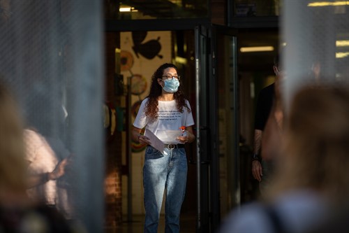 Una profesora con mascarilla a las puertas de un colegio catalán. Foto: Europa Press.