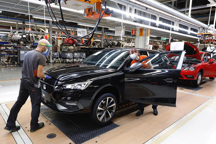 Trabajadores en la línea de producción del SEAT León en Martorell. Foto: Europa Press.