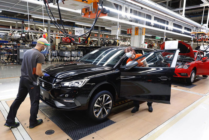 Trabajadores en la línea de producción del Seat León en Martorell. Foto: Europa Press.