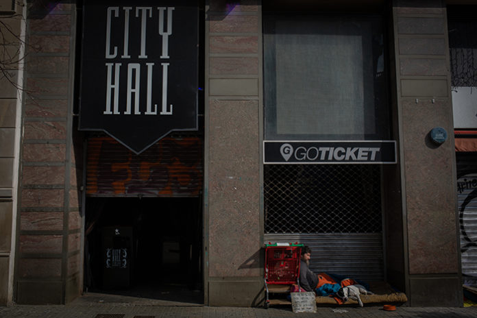 Un hombre duerme junto a la puerta de la discoteca barcelonesa City Hall. Foto: Europa Press.