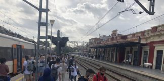 Pasajeros de Rodalies en la estación de Molins, en Barcelona.