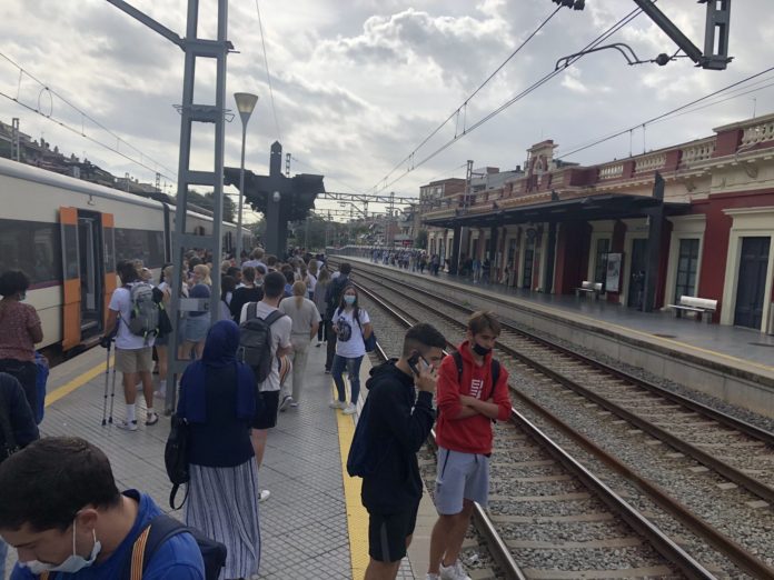 Pasajeros de Rodalies en la estación de Molins, en Barcelona.