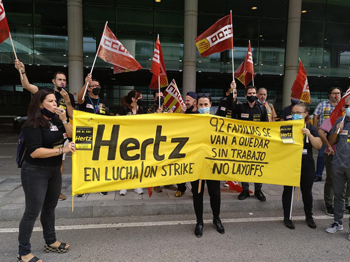 Trabajadores de Hertz durante la movilización en la T1 del Prat. Foto: CCOO.