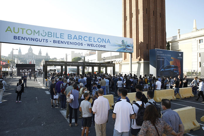 Colas para acceder al Automobile Barcelona, durante el primer fin de semana de la feria. Foto: Europa Press.