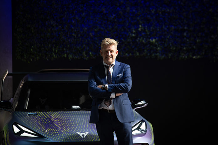 Wayne Griffiths, presidente de SEAT y Cupra, sobre la maqueta del Cupra Urban Rebel. Foto: Europa Press