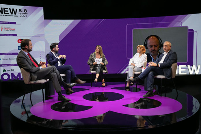 Los delegados de las zonas francas participantes durante la sesión, moderada por Blanca Sorigué. Foto: el Consorci.