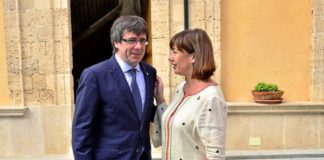 La socialista Francina Armengol junto al fugado Carles Puigdemont, en una imagen de archivo.