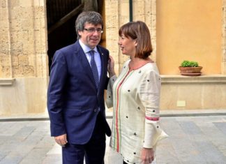 Armengol abandona la batalla por el Govern balear tras una encuesta demoledora y deja vía libre a Rosario Sánchez La socialista Francina Armengol junto al fugado Carles Puigdemont, en una imagen de archivo.