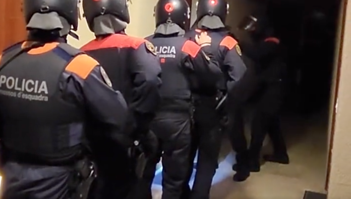 Mossos detienen en Tàrrega a cuatro sospechosos con armamento militar