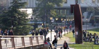 Alumnos paseando por el campus de la UAB.