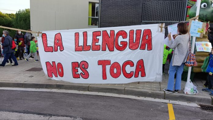 Pancarta en defensa del catalán en una escuela de Canet de Mar.