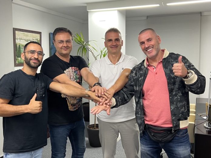 Momento en el que el alcalde de Premià de Dalt, Josep Triadó, firmó el contrato con la empresa Desokupa. En la fotografía aparecen el alcalde Triadó, el dueño de Desokupa, Dani Esteve, y otras dos personas.