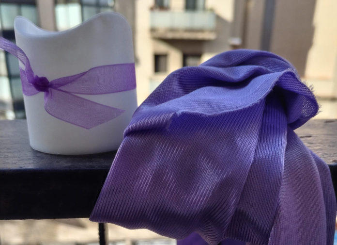 Pañuelos morados para celebrar el Día contra la Violencia de Género