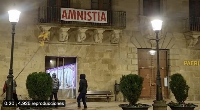Un momento de la retirada de una pancarta y una estelada de la fachada del Ayuntamiento de Cervera.