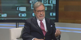 El histórico periodista Juan Luis Cebrián en una entrevista en Telemadrid.