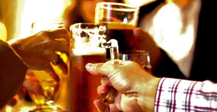 Jarras de cerveza sobre una mesa.