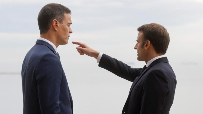 El presidente español, Pedro Sánchez, junto al francés, Emmanuel Macron.