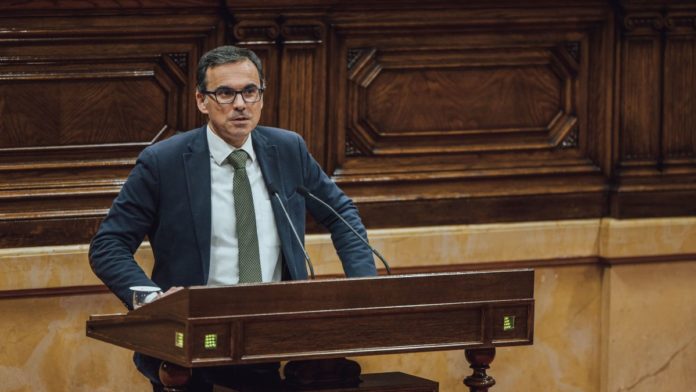 El diputado de VOX Manuel Acosta en el Parlament.