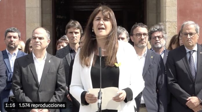 Laura Borràs a las puertas del Parlament tras conocer la sentencia del TSJC que la condena a cuatro años de prisión por delitos de corrupción.