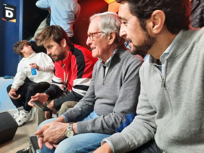 Gerrad Piqué junto a los miembros de Junts Xavier Trias y Damià Calvet en la Kings League.