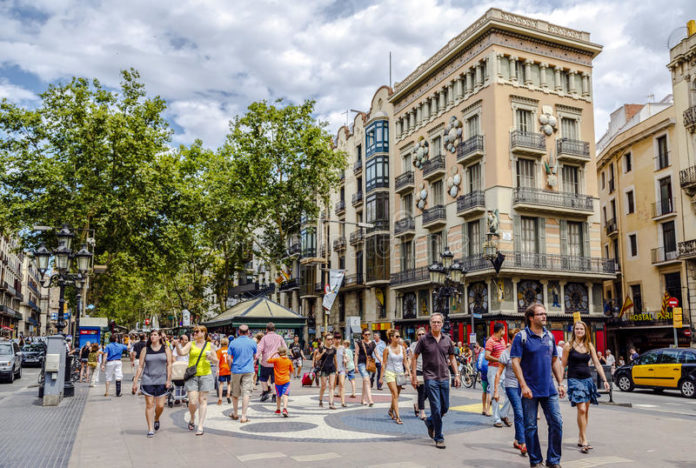 Gente paseando por la Rambla de Barcelona
