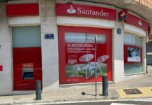 Exterior de la oficina del Santander en Mollerusa.