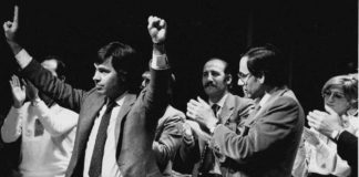 Felipe González y Alfonso Guerra en 1982, tras ganar el PSOE sus primeras elecciones generales.