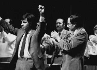 Felipe González y Alfonso Guerra en 1982, tras ganar el PSOE sus primeras elecciones generales.