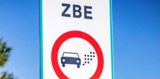 Señal indicativa de Zona de Bajas Emisiones sobre un cielo azul.