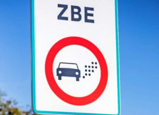 VOX lleva a los tribunales las Zonas de Bajas Emisiones de siete municipios de Barcelona Señal indicativa de Zona de Bajas Emisiones sobre un cielo azul.