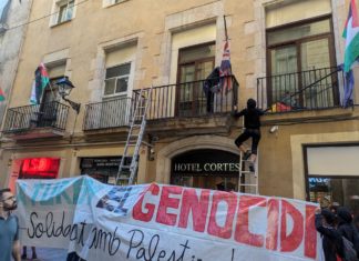 Fachada del hotel Cortes, en Barcelona, que fue vandalizado por propalestinos el año pasado.