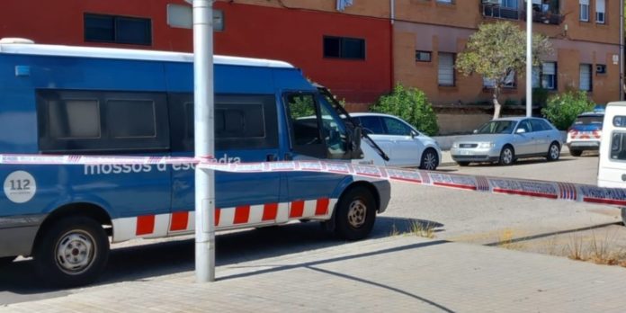 Furgoneta de los Mossos en el barrio de Campclar.