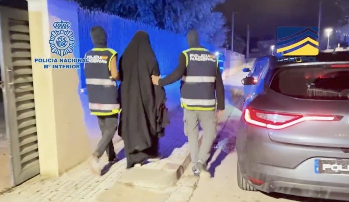 Agentes de la Policía Nacional detienen a una mujer por terrorismo yihadista.