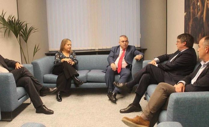 Imagen del primer encuentro entre Carles Puigdemont y el socialista Santos Cerdán para negociar el apoyo de Junts a Sánchez.