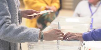 Ciudadano votando en una urna